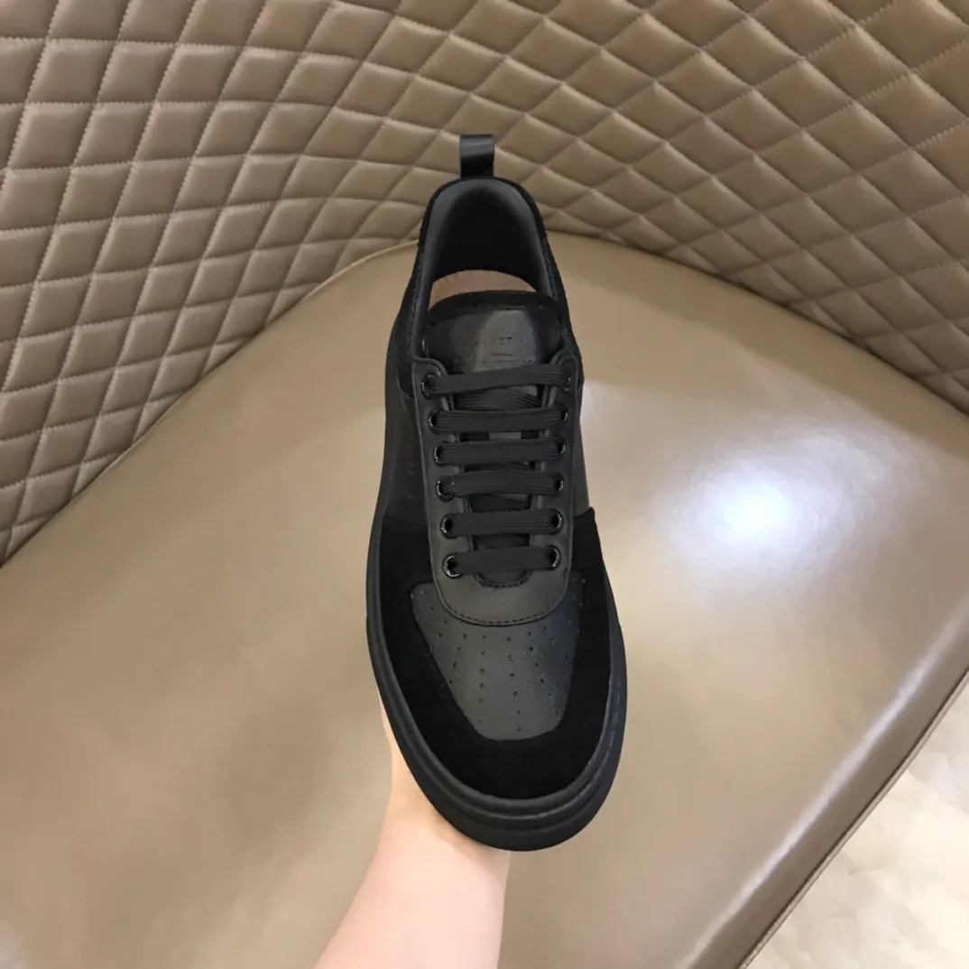 p420 "Salvatore Ferraga**" men's low-cut fashion sneakers. This casual shoe has a novel structure and is made of soft calfskin. The contrasting color elements on the upper highlight the bold and avant-garde atmosphere. The first-layer cowhide lining is high-end and comfortable. Energetic and fresh, these shoes can be worn with casual looks or add a touch of street style to elegant trousers.  Size: 38-44